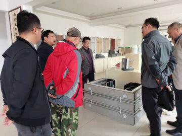 河南省建設(shè)廳科技與標(biāo)準(zhǔn)處康處長(zhǎng)、河南省建筑協(xié)會(huì)段秘書(shū)長(zhǎng)、河南省建筑科學(xué)研究院黃工等一行蒞臨考察